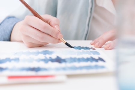 Courses Child painting with a paintbrush